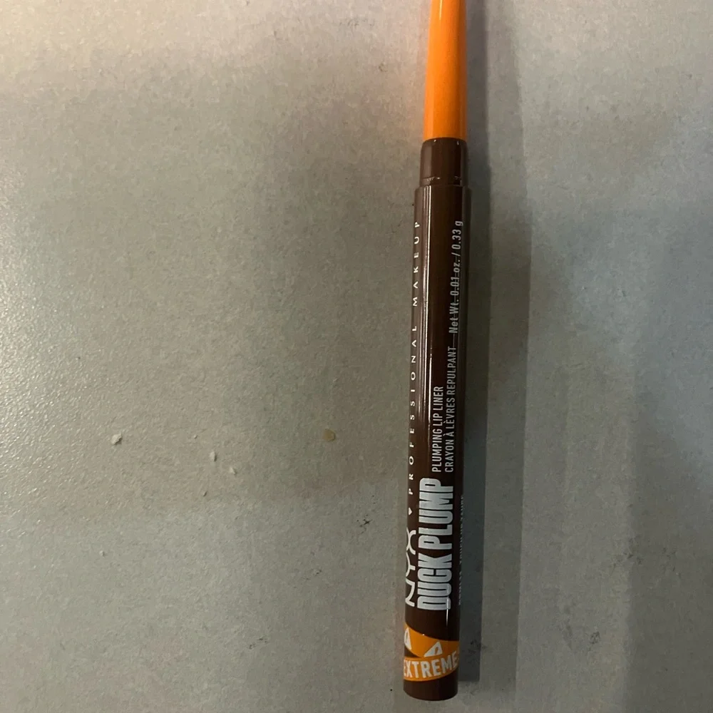 NYX Professional Makeup Duck Plump Retractable Plumping Lip Liner